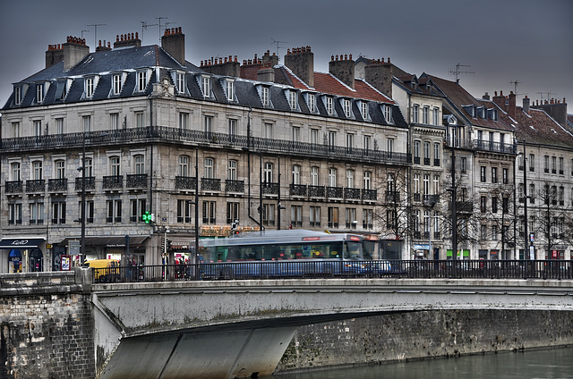 BESANCON: Le quai de Strasbourg, le pont Battant.