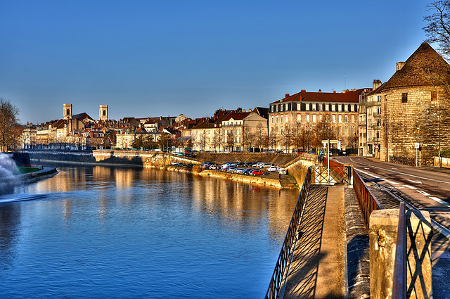 BESANCON: Levé du soleil sur le quai Strasbourg.