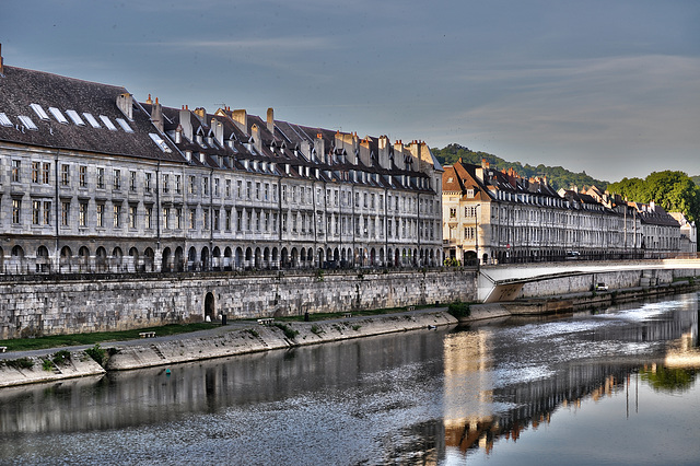 BESANCON: Le quai Vauban, le pont Battant.