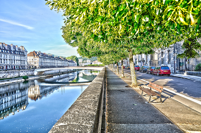 BESANCON: Le quai Vauban, le pont Battant, le quai de Strasbourg à droite.