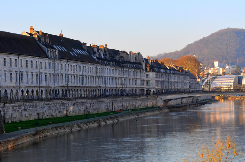 BESANCON: Le quai Vauban.