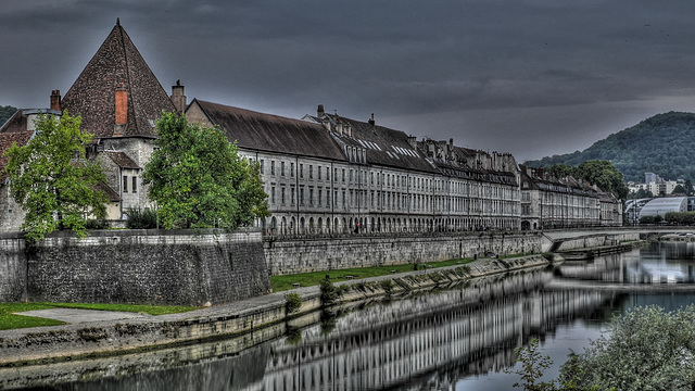 BESANCON: Le quai Vauban, le Doubs.