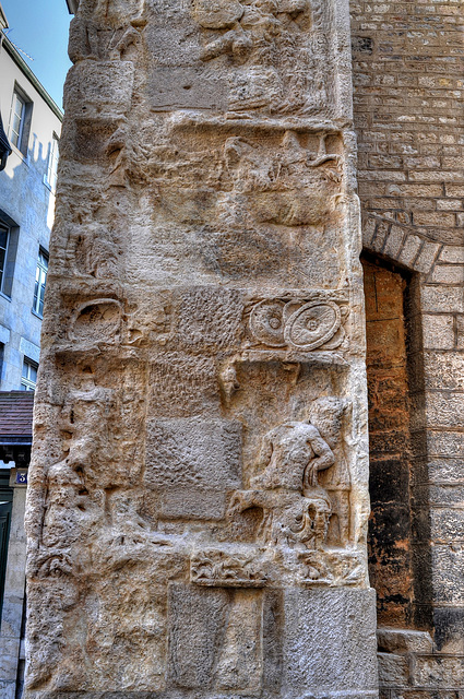 BESANCON: La porte noire après rénovation.