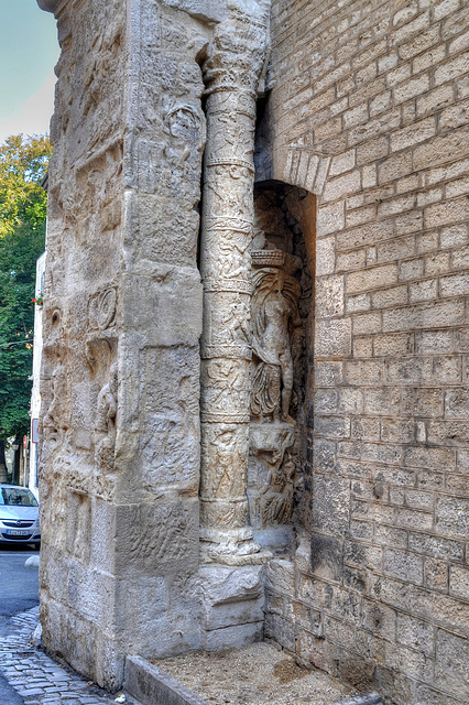 BESANCON: La porte noire après rénovation.