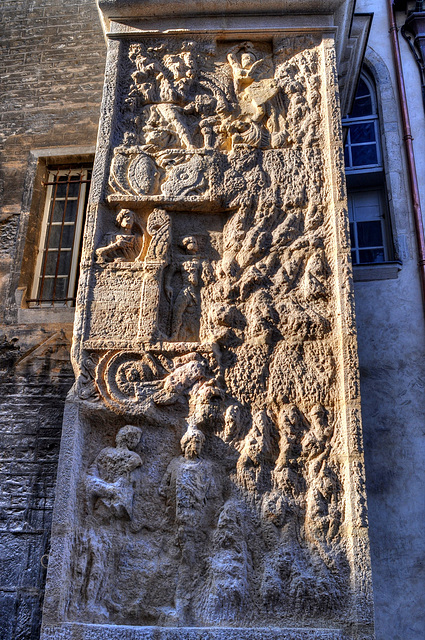 BESANCON: La porte noire après rénovation.