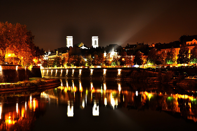 BESANCON: Le quai de Strasbourg de nuit.