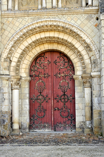 Portail latéral de l'église abbatiale de Fontevraud