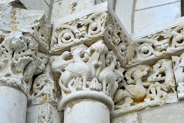 Chapiteaux du portail de l'abbatiale de Fontevraud