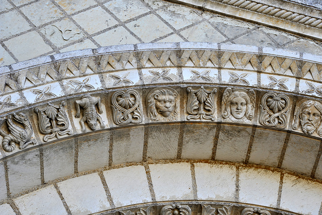 Sculptures des voussures du portail de l'abbatiale de Fontevraud