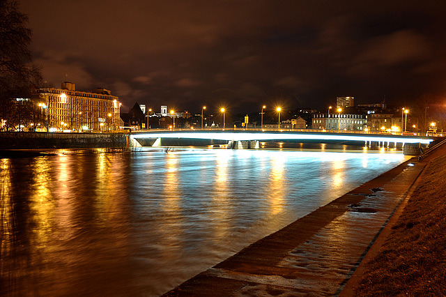 BESANCON: Le doubs, la passerelle de nuit.