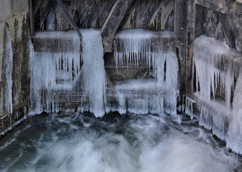 BESANCON: Glace sur le barrage du moulin Saint-Paul.