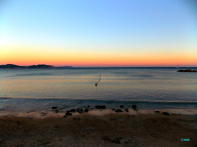 Sur la plage abandonnée . . . .