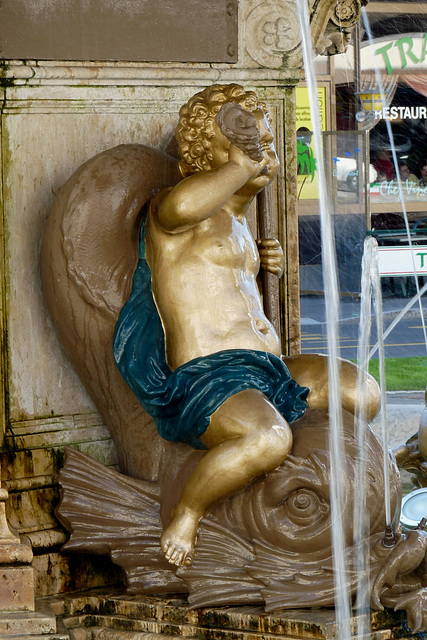 LA CHAUX DE FONDS (NE): Contre-jour de la fontaine place de la carmagniole.