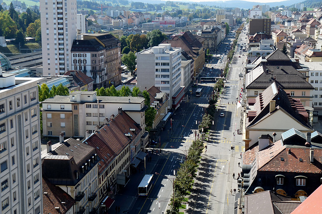 LA CHAUX DE FONDS (NE): Avenue Léopold Robert depuis le 14' étage de la tour espacité.