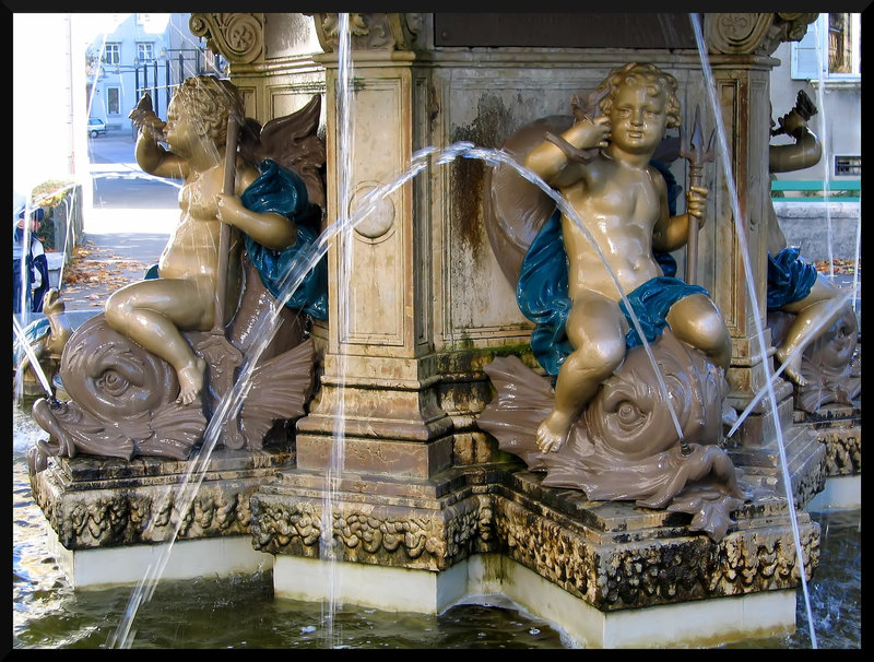 LA CHAUX DE FOND: Détail de la fontaine place de la carmagnole.