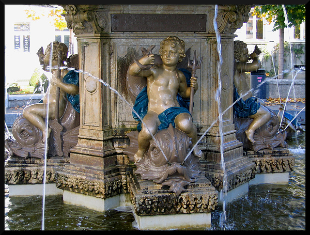 LA CHAUX DE FOND: Détail de la fontaine place de la carmagnole.