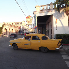 Restaurante La Casona & vintage car - Recadrage