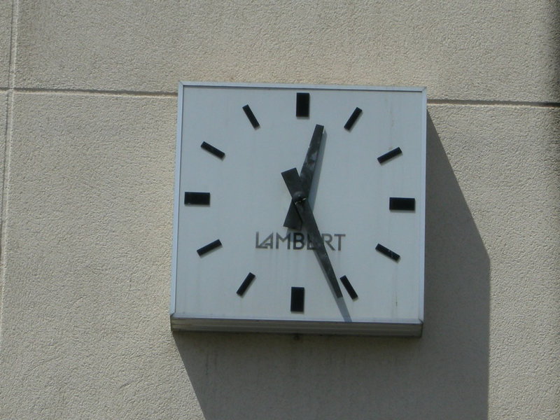 NICE: Horloge de la gare des Chemins de fer de Provence.