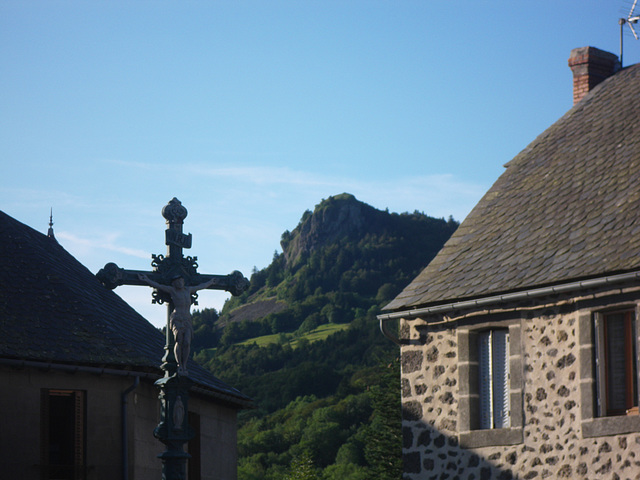 Sur la place du Falgoux.