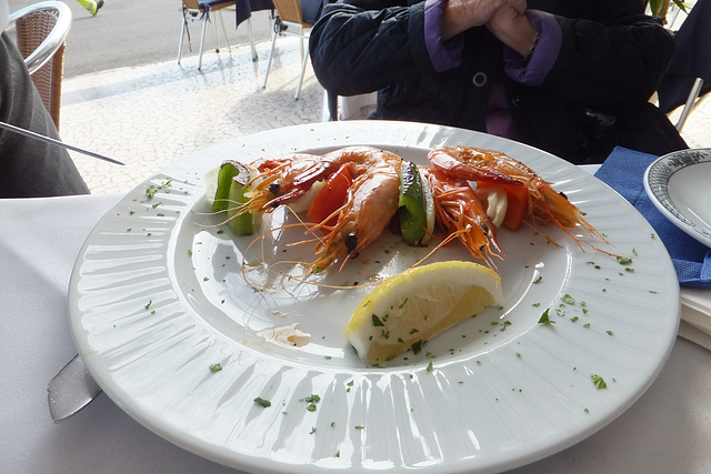 Funchal. Zwischendurch zur Stärkung einen Riesengarneelen-Spieß für die Lady... ©UdoSm