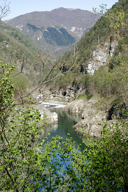 Lago di Valvestino, der schmale Zufluss aus den Bergen. ©UdoSm