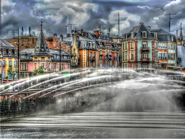 BELFORT:La place Corbis et les jets d'eau.