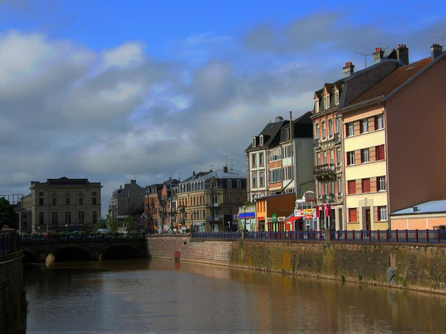 BELFORT: Quai de la Savoureuse depuis la passerelle des lettres.