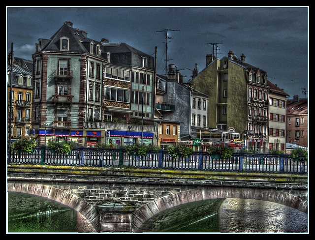 BELFORT: Le pont Carnot, les quais.