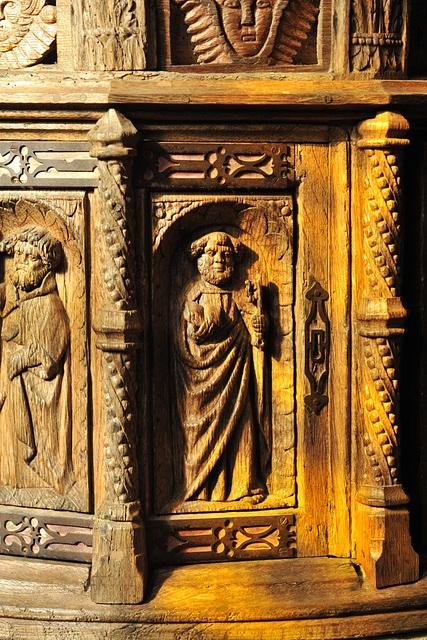 Détail des sculptures des fonts baptismaux (1521) de la Collégiale de Bueil-en-Touraine