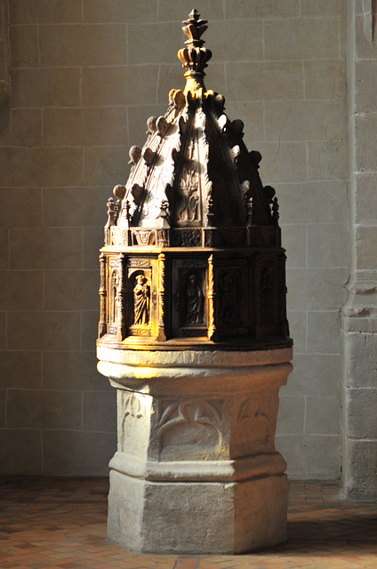 Fonts baptismaux (1521) de la Collégiale de Bueil-en-Touraine