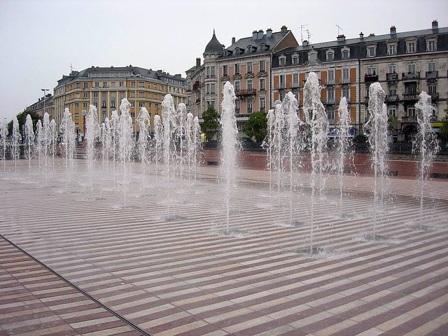 BELFORT: Les jets d'eau de la place Corbis.