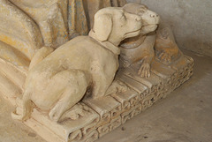 Détail des chiens aux pieds du gisant de Marguerite de Chausse - Collégiale de Bueil-en-Touraine