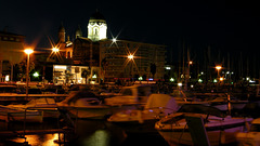 SAINT-RAPHAEL: La Basilique, le port de nuit.