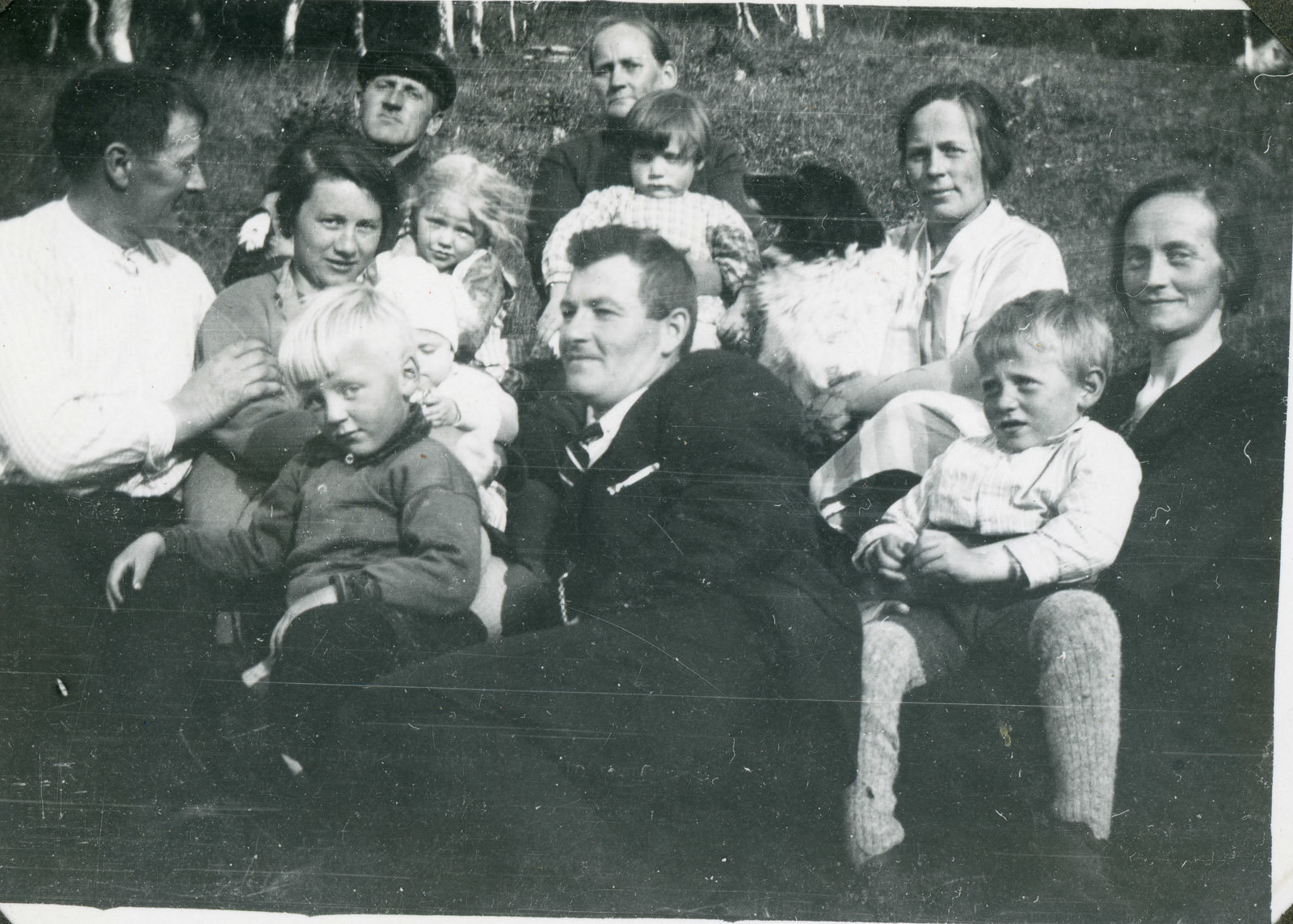 (453) Bak f.v.: Jens Johan Johannessen, Arnold Svendsen, Elisabeth Marie Johannessen (med Hilma (Svendsen) Solem på fanget), Helga Bakke (med hund på fanget), Jenny Svendsen (med Jens Bergum på fanget). Foran f.v.: <ukjent kvinne og 3 barn>, Sigu