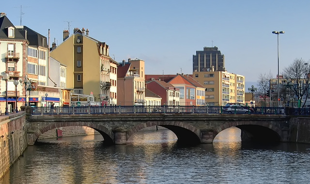 BELFORT: Le pont Carnot, la Savoureuse, le quai Vallet.