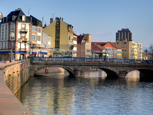 BELFORT: Le pont Carnot, la Savoureuse, le quai Vallet.