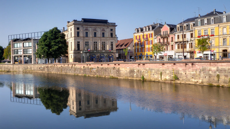 BELFORT: Le Théatre Granit, la savoureuse, la place Corbis.