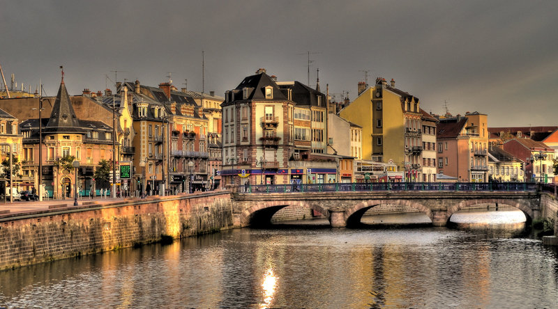 BELFORT: Le pont Carnot, la Savoureuse.