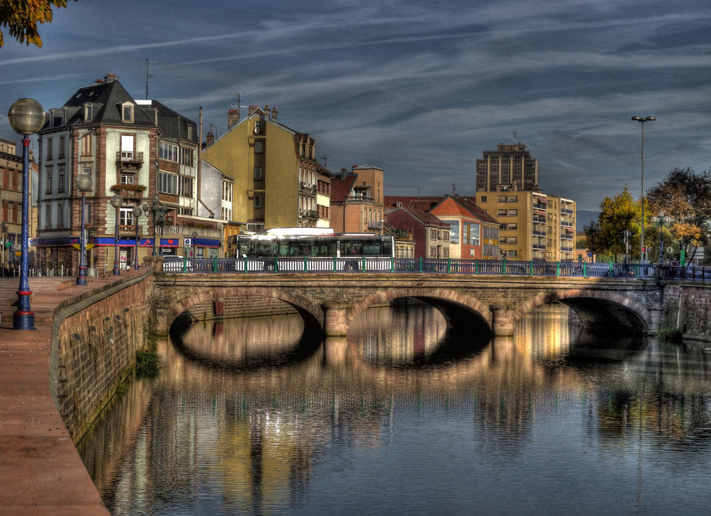 BELFORT: Le pont Carnot, la Savoureuse.