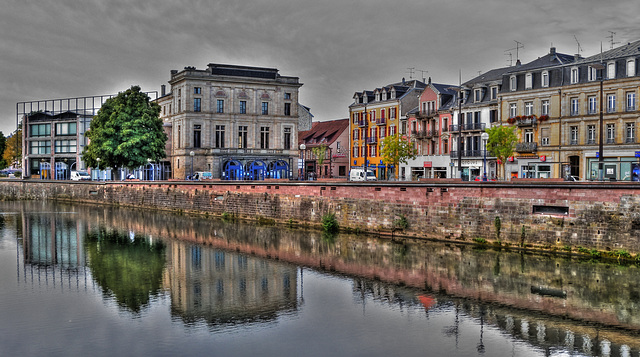 BELFORT: La place Corbis, le théatre Granit, reflet de la Savoureuse.