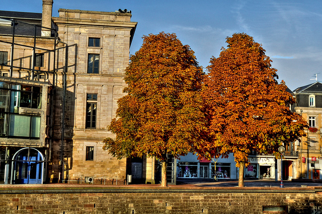 BELFORT: Reflet du quai Vallet dans  la Savoureuse.