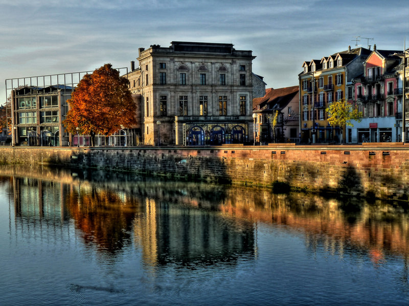 BELFORT: Reflet du théatre dans  la Savoureuse.