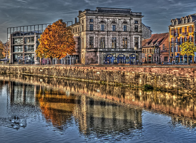 BELFORT: Couleurs d'automne: Le théatre Granit.