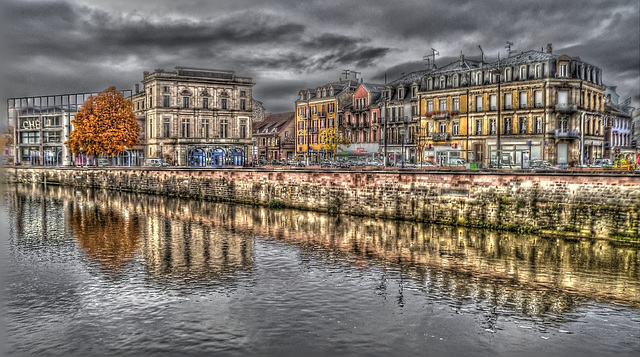 BELFORT: Le théatre Granit, la place Corbis, la Savoureuse.