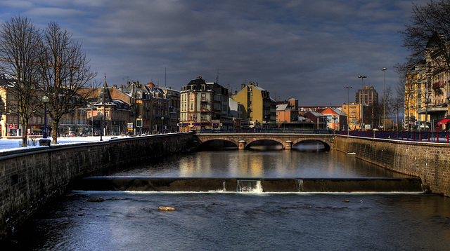 BELFORT: Le pont Carnot, la Savoureuse, la place Corbis sous la neige.