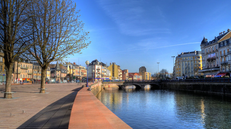 BELFORT:La place Corbis, le pont Carnot, la Savoureuse.