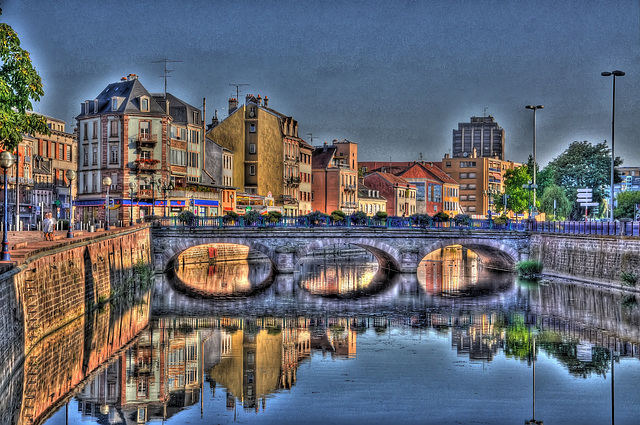 BELFORT: Le pont Carnot, la Savoureuse depuis le pont des Arts.