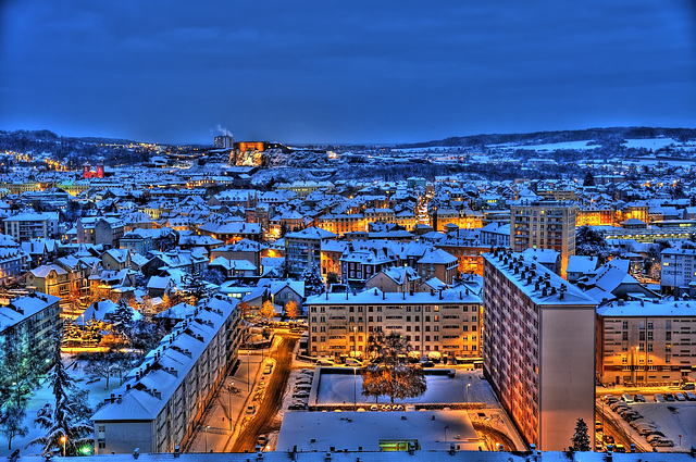 BELFORT: Première neige à la tombée de la nuit.