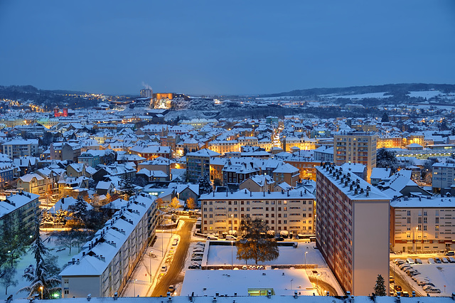 BELFORT: Première neige à la tombée de la nuit.