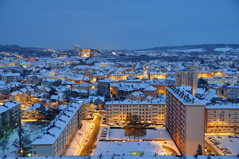 BELFORT: Première neige à la tombée de la nuit.